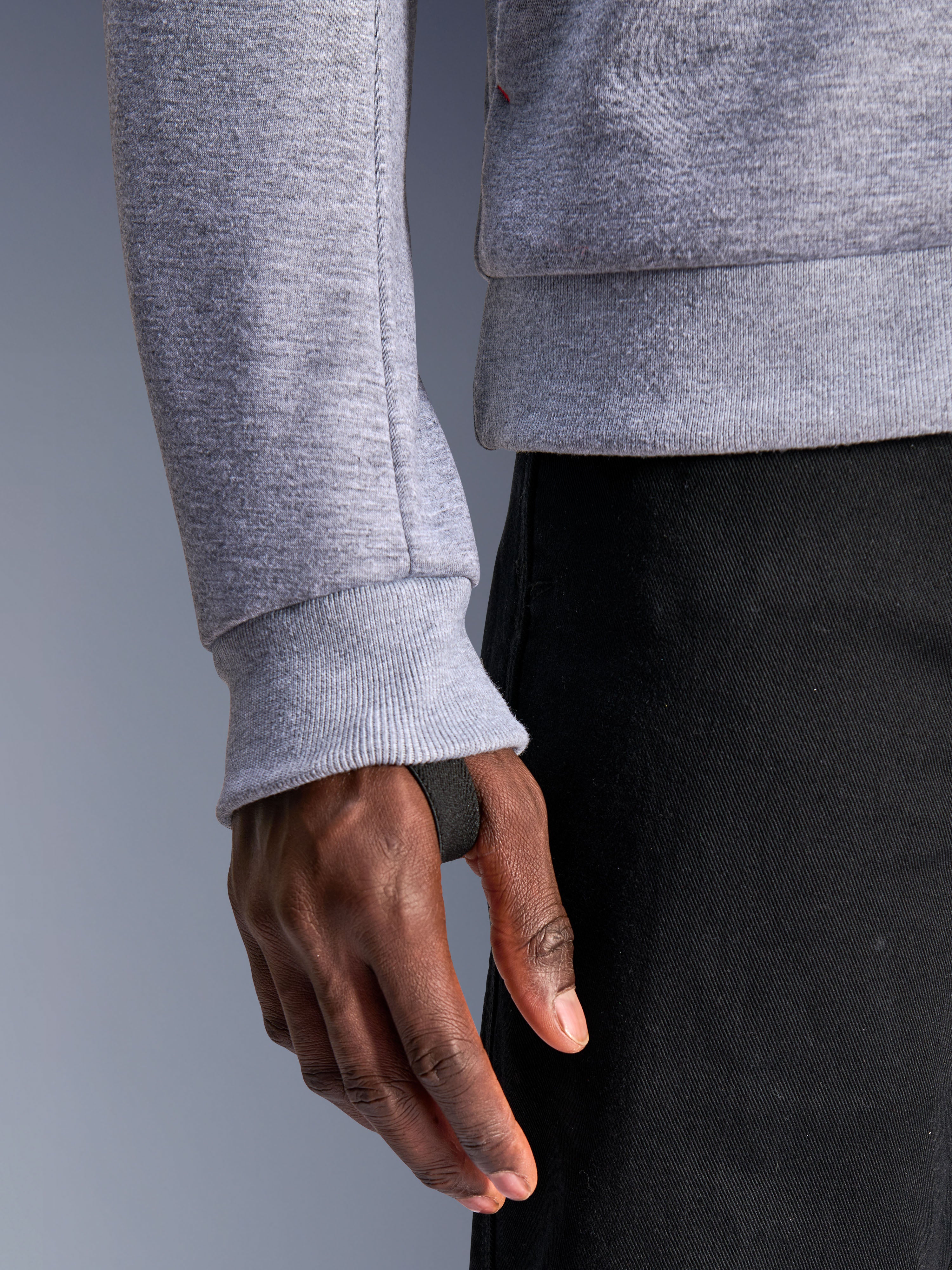 Alpinestars Chrome V2 Sport Hoodie, Grau Meliert, Nahaufnahme des gerippten Ärmelbündchens mit integrierter schwarzer Daumenschlaufe für sicheren Sitz, Tech-Fleece-Material, urbane Motorradausrüstung