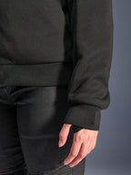 Alpinestars Stella Chrome V2 Sport Hoodie, Schwarz, Nahaufnahme des gerippten Ärmelbündchens mit Daumenloch und des gerippten Taillensaums, Tech-Fleece-Material für urbanes Motorradfahren