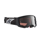 Alpinestars Supertech Corp Goggles Absolute Vision, Motocross-Brille, schwarz-grauer Rahmen mit verspiegelten silbernen Gläsern, breites schwarzes Band mit weiß-grauem Astars-Logo, Performance-Brille für Offroad-Rennsport.