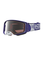Alpinestars Supertech Atrox Schutzbrille, Motocross-Racing-Brille in Dunkelblau und Weiß mit silberner Spiegelscheibe.