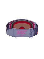 Alpinestars Supertech Hiten Schutzbrille, Motocross-Schutzbrille, Lila und Rot, Rückansicht mit elastischem Gurtband, pink verspiegelte Scheibe, 'One Goal. One Vision.' Slogan auf dem Band.