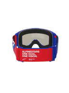Alpinestars Vision Sand Brille, Blau, Rot und Weiß, Rückansicht mit rotem Brillenband und weißem 'ALPINESTARS ONE GOAL. ONE VISION.' Schriftzug, blauer Rahmen mit dicker schwarzer Schaumstoffpolsterung, von innen sichtbare Dark Smoke Linse, Hochleistungs-Motocross-Brille