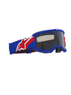Alpinestars Vision Sand Goggles, Offroad-Motocross-Brille, blau-rot-weißer Rahmen und Brillenband, dunkel getönte Dark Smoke-Linse, mit einem breiten silikonbeschichteten Brillenband und ergonomischem Gesichtsschaum.