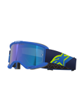 Alpinestars Vision 5 Corp Goggles, Motocross-Brille, blauer Rahmen mit verspiegelter blauer Scheibe, dunkelblaues Band mit großem neongelben A-Star-Logo, Profilansicht mit belüftetem Rahmen und grauem Gesichtsschaum, „ONE GOAL. ONE VISION.“ Branding