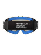 Alpinestars Vision Youth Corp Goggles, Black Mirror Silver, Motocross-Brille, Rückansicht mit schwarzem Band mit weißem Text „ALPINESTARS ONE GOAL. ONE VISION.“, leuchtend blauem Plüsch-Gesichtsschaum und schwarzem A-FLEX-Rahmen.
