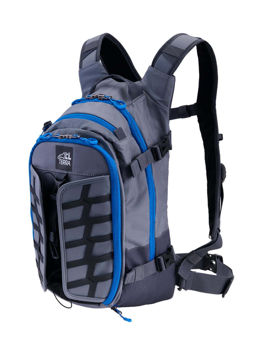 Alpinestars AT-15 Rucksack, Adventure-Motorradrucksack, Dunkelgrau und Tiefgrau mit leuchtend blauen Reißverschluss-Details, Schrägansicht von vorne mit dem „ALL TERRA“-Logo, erweiterbarem Frontpanel und technischem ergonomischem Gurtsystem.