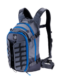 Alpinestars AT-15 Rucksack, Adventure-Motorradrucksack, Dunkelgrau und Tiefgrau mit leuchtend blauen Reißverschluss-Details, Schrägansicht von vorne mit dem „ALL TERRA“-Logo, erweiterbarem Frontpanel und technischem ergonomischem Gurtsystem.