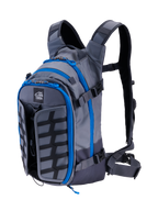 Alpinestars AT-15 Rucksack, Adventure-Motorradrucksack, Dunkelgrau und Tiefgrau mit leuchtend blauen Reißverschluss-Details, Schrägansicht von vorne mit dem „ALL TERRA“-Logo, erweiterbarem Frontpanel und technischem ergonomischem Gurtsystem.