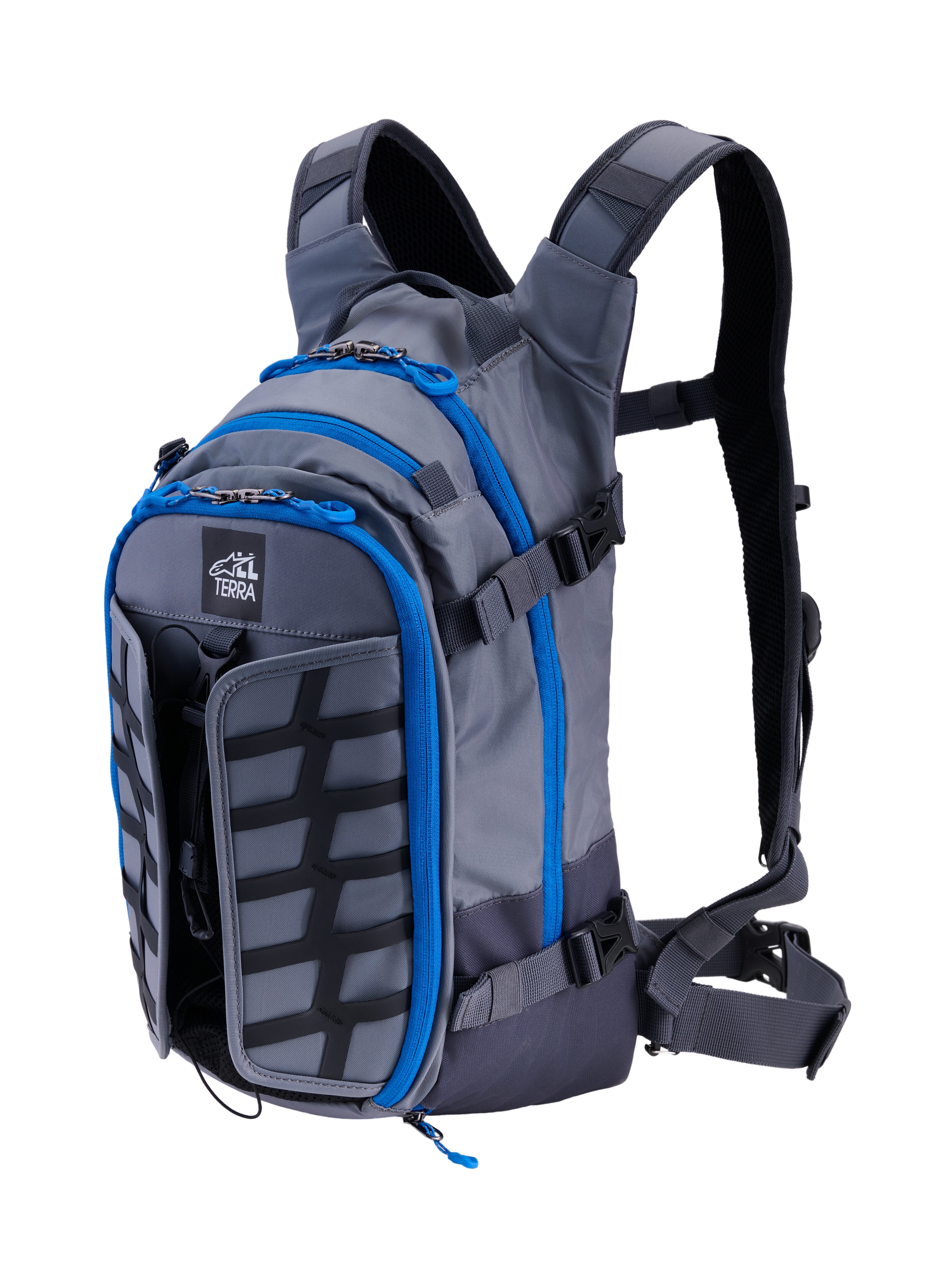 Alpinestars AT-15 Rucksack, Adventure-Motorradrucksack, Dunkelgrau und Tiefgrau mit leuchtend blauen Reißverschluss-Details, Schrägansicht von vorne mit dem „ALL TERRA“-Logo, erweiterbarem Frontpanel und technischem ergonomischem Gurtsystem.