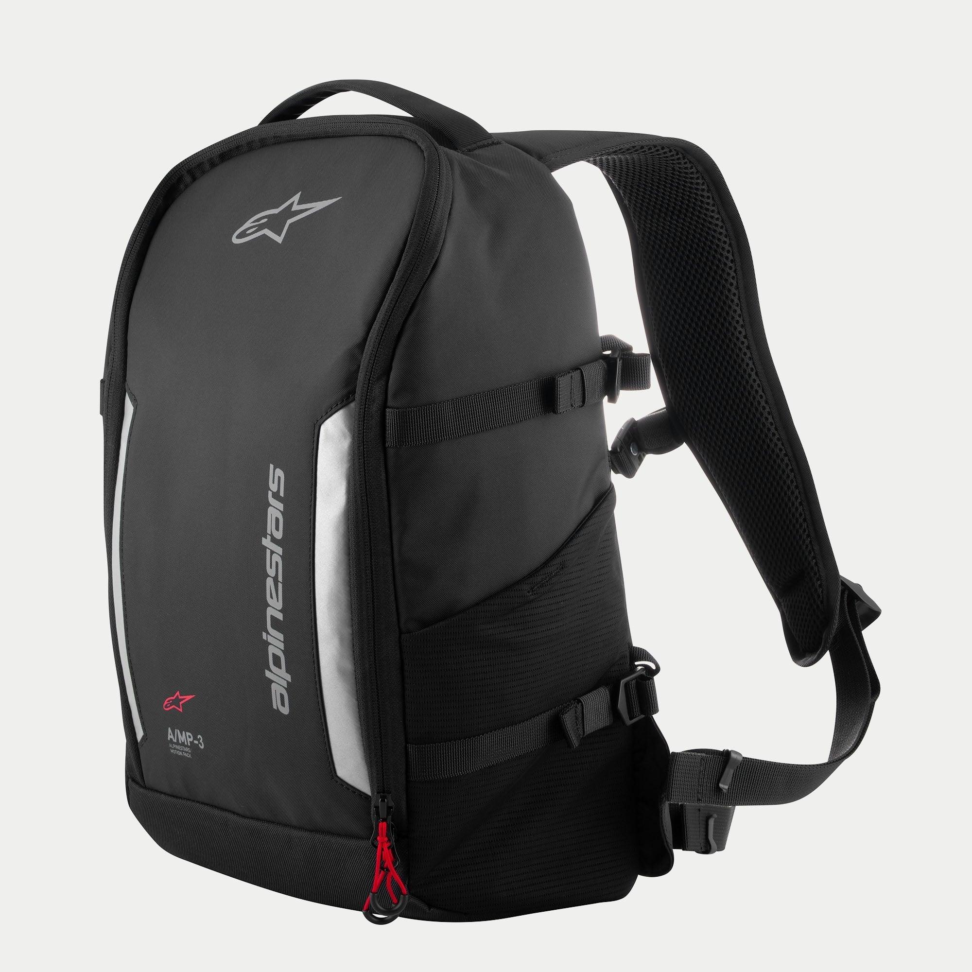 Alpinestars AMP3 Rucksack, schwarzer technischer Motorrad-Rucksack mit weißen Logos, silbernen reflektierenden Einsätzen, roten Reißverschluss-Zippern, verstellbaren seitlichen Kompressionsgurten und gepolsterten Mesh-Schultergurten.
