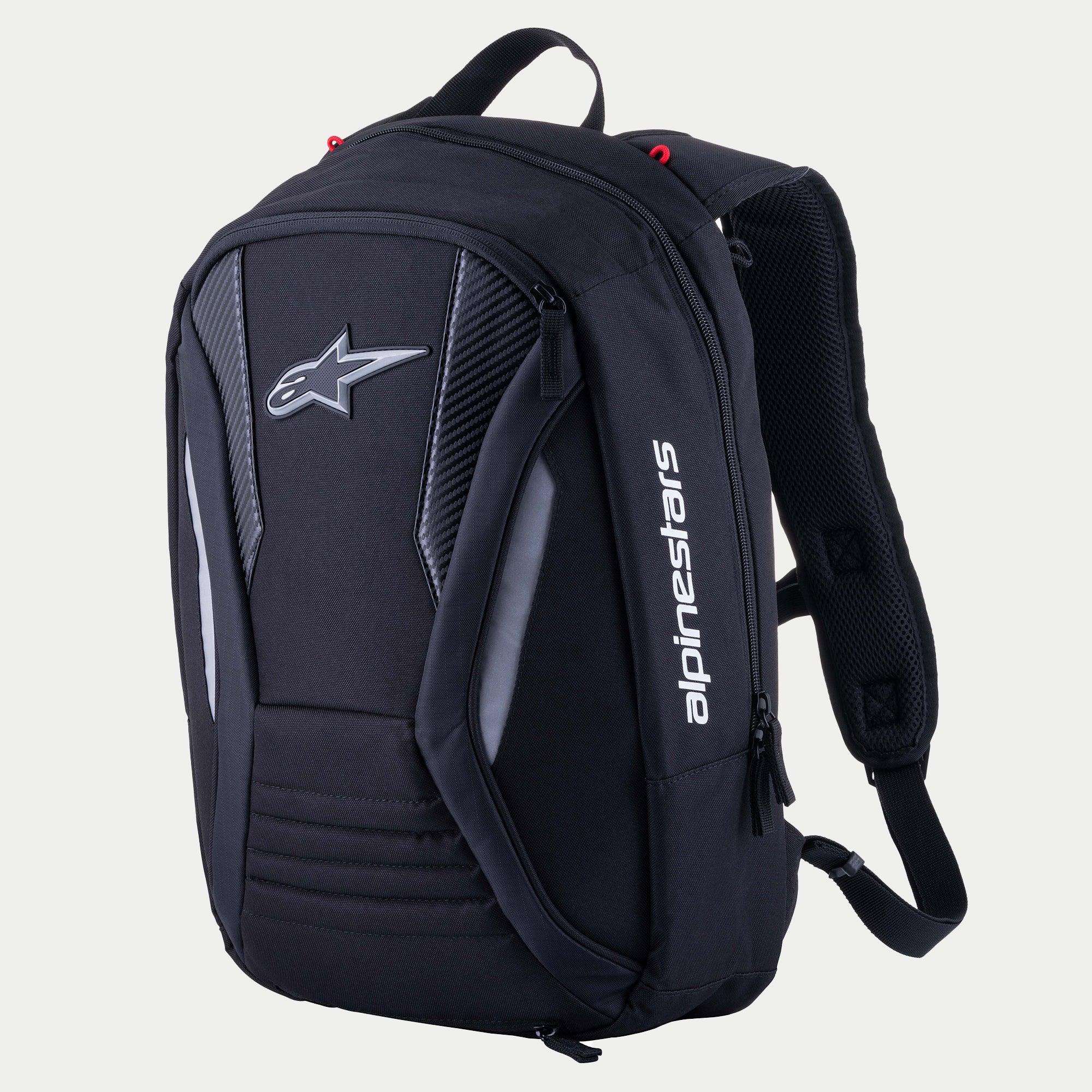 Alpinestars Charger Boost Rucksack, Motorrad-Rucksack, Schwarz, aerodynamische, halbstarre Schale mit Astar-Logo auf der Vorderseite und weißem, vertikalem Markenschriftzug, Paneele mit Carbonfaser-Textur und reflektierende Akzente, stromlinienförmiges Design für sportliche Straßenfahrten