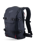 Alpinestars AMP-7 Rucksack, technischer Motorrad-Touring-Rucksack, Schwarz, Schrägansicht von vorne mit vier Last-Kompressionsriemen, ergonomisch gepolsterten Schultergurten und roten Akzent-Zippern.