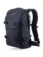 Alpinestars AMP-7 Rucksack, technischer Motorrad-Touring-Rucksack, Schwarz, Schrägansicht von vorne mit vier Last-Kompressionsriemen, ergonomisch gepolsterten Schultergurten und roten Akzent-Zippern.