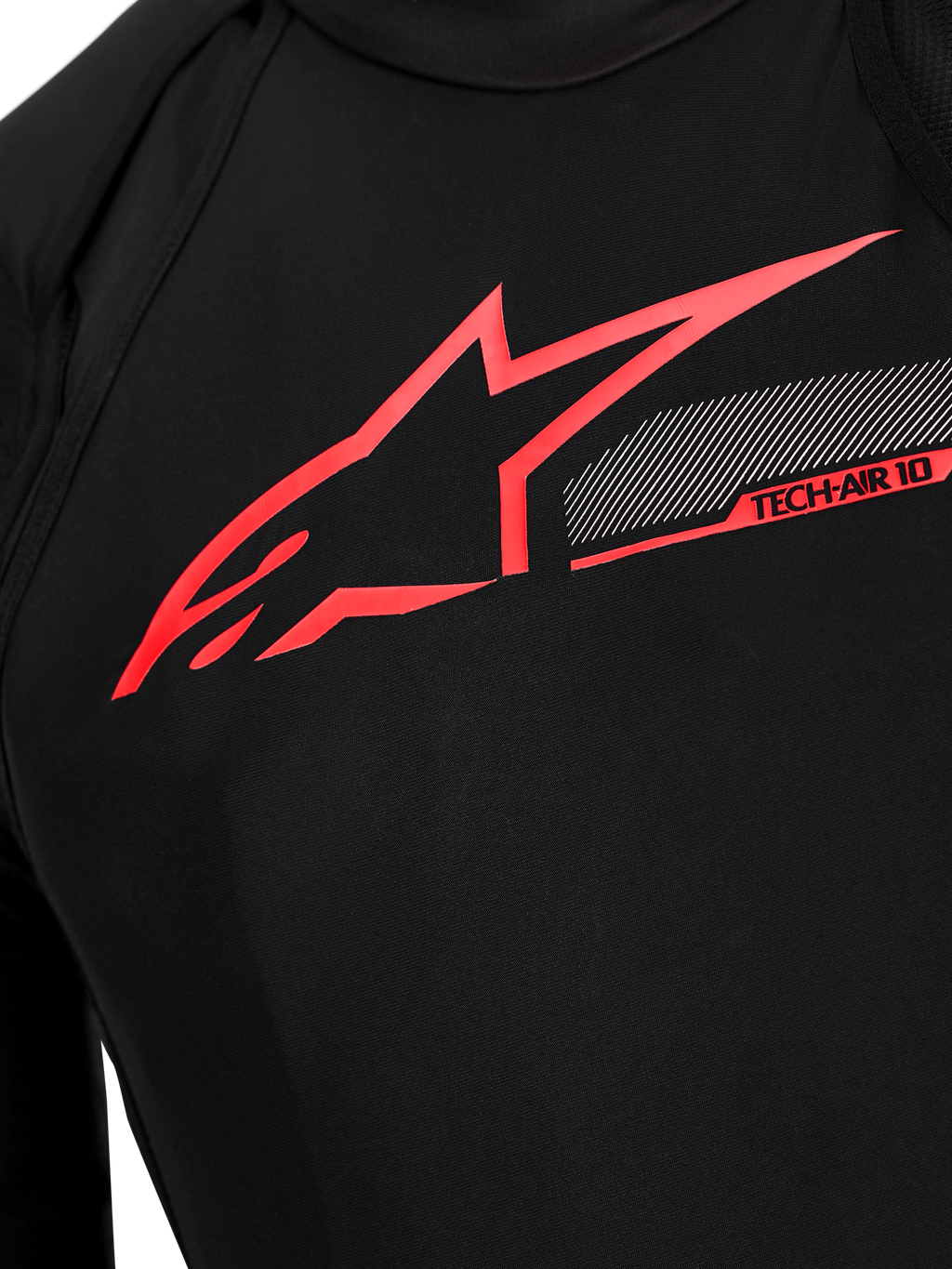 Tech-Air 10 V2 Race Airbag-System Brustdetail, schwarzes technisches Gewebe mit rotem Alpinestars-Logo und Grafiken.