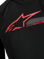 Tech-Air 10 V2 Race Airbag-System Brustdetail, schwarzes technisches Gewebe mit rotem Alpinestars-Logo und Grafiken.