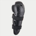 Alpinestars Jugend Bionic Action Knieprotektor, Schwarz, einzelner Protektor mit doppelten elastischen Gurten, ergonomische asymmetrische Kunststoffschale mit geprägtem Logo, schützende Motocross- und Offroad-Ausrüstung für junge Fahrer