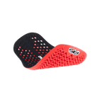 Alpinestars Nucleon Plasma Rückenprotektor-Einsatz, Rot und Schwarz, in gefalteter Position zur Veranschaulichung der Flexibilität, mit perforierter schwarzer Innenseite und strukturierter roter Außenseite mit Zick-Zack-Muster und weißem Alpinestars-Logo, leichter und belüfteter Motorradschutz