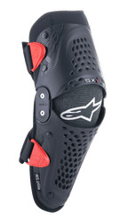 Alpinestars Youth SX-1 Knieschützer, Motocross-Knieprotektoren, Schwarz und Rot, mit perforierten Belüftungsöffnungen, Doppelgelenk-System, verstellbare Riemen mit roten Schnallen, weißes Stern-Logo, Offroad-Schutzausrüstung für Jugendliche