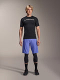 Alpinestars A-Aria Lite Short in Baja Blue, MTB-Shorts für Herren, getragen mit einem schwarzen Kurzarm-Trikot und schützenden Knieschonern, mit Laser-Perforationen zur Belüftung, Mountainbike-Performance-Ausrüstung