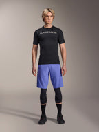 Alpinestars A-Aria Lite Short in Baja Blue, MTB-Shorts für Herren, getragen mit einem schwarzen Kurzarm-Trikot und schützenden Knieschonern, mit Laser-Perforationen zur Belüftung, Mountainbike-Performance-Ausrüstung