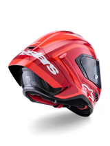 Alpinestars Supertech R10 Arius Helm, Glänzendes Rot mit weißem Branding, rückwärtige Dreiviertel-Ansicht mit aerodynamischem Spoiler, Carbonfaser-Schalenkonstruktion und schlankem Rennprofil mit dunklem Visier