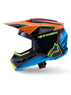 Alpinestars S-M3 Fray Helm ECE 22.06, Motocross-Helm, Schwarz mit orangefarbenen, blauen und neongelben Akzenten, Seitenprofil mit aerodynamischer Schale und integrierten Belüftungsöffnungen, markantes Alpinestars-Branding, professioneller Offroad-Rennschutz