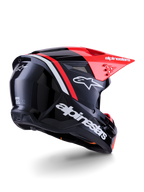 Alpinestars S-M3 Radium Helm, Motocross-Helm, Schwarz, Fluo-Rot und Weiß Glänzend, Rückansicht in Dreiviertel-Perspektive zeigt schlankes aerodynamisches Design, weißes Branding und leuchtend rotes Visier, Hochleistungs-Offroad-Schutzkopfbedeckung