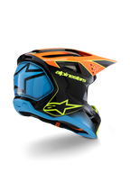 Alpinestars S-M3 Youth Fray Helm, Motocross-Helm, Schwarz, Orange und Blau mit neongelben Akzenten, Dreiviertelansicht von hinten mit markantem Alpinestars-Branding und Stern-Logo, schlankes aerodynamisches Design für Jugend-Offroad-Rennsport