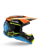 Alpinestars S-M3 Youth Fray Helm, Motocross-Helm, Schwarz mit orangefarbenen, blauen und neongelben Akzenten, Seitenprofilansicht zeigt aerodynamisches Design, Belüftungsöffnungen und markantes Visier, glänzendes Finish mit auffälligem gelbem Branding.