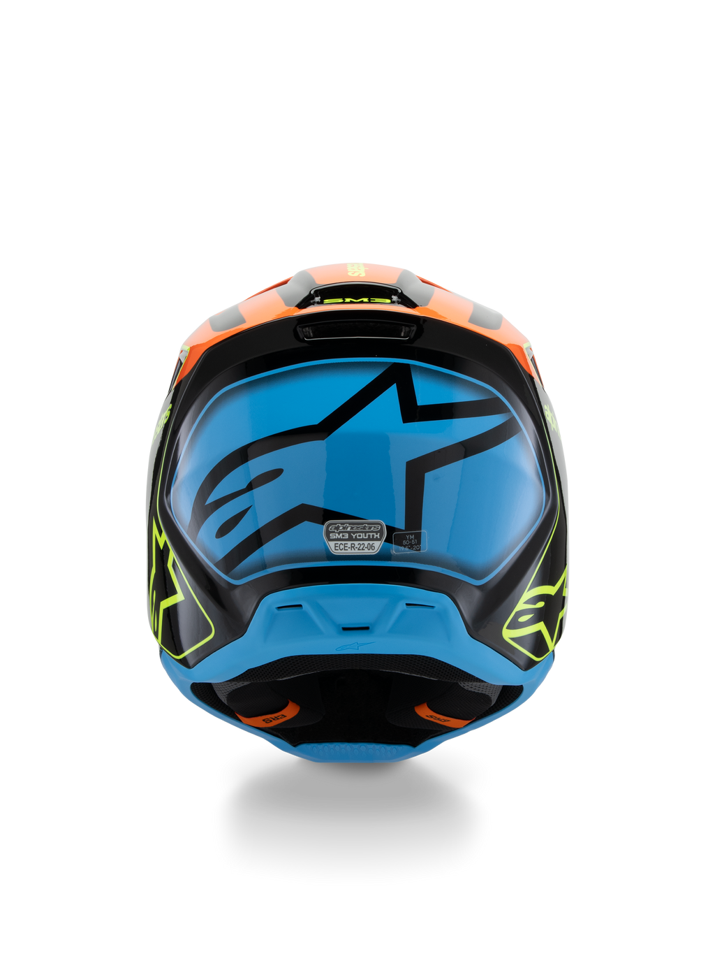 Alpinestars S-M3 Youth Fray Helm, Motocross-Helm, Schwarz mit orangen und leuchtgelben Akzenten und einer großen blauen Grafik auf der Rückseite, Rückansicht mit Belüftungsöffnungen und ECE 22.06-Zertifizierungsetikett, entwickelt für Offroad-Performance von Jugendlichen.
