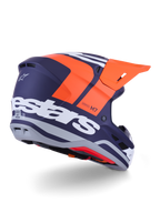 Alpinestars S-M7 Core Helm, Motocross-Helm, Orange und Blau Matt, Rückansicht mit markantem weißem Alpinestars-Branding auf der Rückseite, leuchtend oranges Visier, aerodynamische Verbundschale mit grauen Akzenten, professioneller Schutz für Offroad-Rennsport