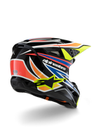 Alpinestars S-M3 Youth Wurx Helm, Jugend-Motocross-Helm, Schwarz mit leuchtend orangen, roten, blauen und fluoreszierend gelben Akzenten, Dreiviertelansicht von hinten zeigt die aerodynamische Schale und Belüftungsöffnungen, glänzendes Finish mit markantem Alpinestars-Branding.