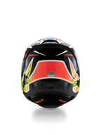 Alpinestars S-M3 Youth Wurx Helm ECE 22.06, Motocross-Helm, Rückansicht, Schwarz mit roten, fluoreszierend gelben und blauen Grafiken, markante eckige Muster, Stern-Logos und ECE 22.06 Zertifizierungsaufkleber, entwickelt für Jugend-Offroad-Rennsport