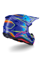 Alpinestars S-M7 Cast Helm, Motocross-Helm, Blau, Pink und Gelb Fluo Glänzend, Dreiviertel-Rückansicht mit aerodynamischer Schale, markanten kantigen Grafiken, pinkfarbenem Astar-Logo und integrierten Belüftungsöffnungen für den Offroad-Rennsport