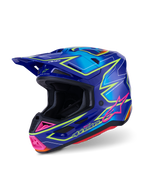 Alpinestars S-M7 Cast Helm ECE 22.06, Motocross-Helm, Blau, Pink und Gelb Fluo glänzend, Dreiviertel-Seitenansicht, aerodynamische Schale mit mehreren Belüftungsöffnungen, lebhaftes Grafikdesign mit pinkfarbenen Akzenten und neongelben Umrissen.