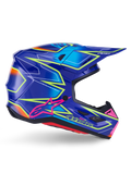 Alpinestars S-M7 Cast Helm, Motocross-Helm, Blau, Pink und Gelb Fluo glänzend, Seitenprofil mit markanten geometrischen Mustern, pinkfarbenem Alpinestars-Logo und belüfteter aerodynamischer Schale.