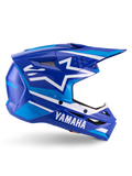 Alpinestars Yamaha S-M3 Helm ECE 22.06, Motocross-Rennhelm, Blau und Wei&szlig; gl&auml;nzend, mit markantem Yamaha-Branding und geometrischen Mustern, aerodynamisches Design mit schwarzen Mesh-Bel&uuml;ftungs&ouml;ffnungen und einem spitzen Schirm, professionelle Offroad-Ausr&uuml;stung