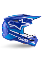 Alpinestars Yamaha S-M3 Helm ECE 22.06, Motocross-Rennhelm, Blau und Wei&szlig; gl&auml;nzend, mit markantem Yamaha-Branding und geometrischen Mustern, aerodynamisches Design mit schwarzen Mesh-Bel&uuml;ftungs&ouml;ffnungen und einem spitzen Schirm, professionelle Offroad-Ausr&uuml;stung