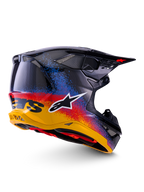 Alpinestars Limited Edition Supertech M10 Black Hole Helm, Motocross-Helm, Black Burst Glossy mit einem leuchtenden, gesprenkelten Farbverlauf von Gelb über Rot nach Blau, leichte Carbon-Schale mit weißem A-Star-Logo und integrierten Mesh-Belüftungsöffnungen