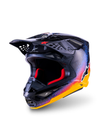 Alpinestars Limited Edition Supertech M10 Black Hole Helm, Motocross-Helm, Black Burst Glänzend mit leuchtend gelbem, orangefarbenem und blauem Farbspritzer-Muster, sichtbare Kohlefaser am Visier, rote Innenpolsterung, markantes Alpinestars-Branding, professionelle Offroad-Schutzausrüstung