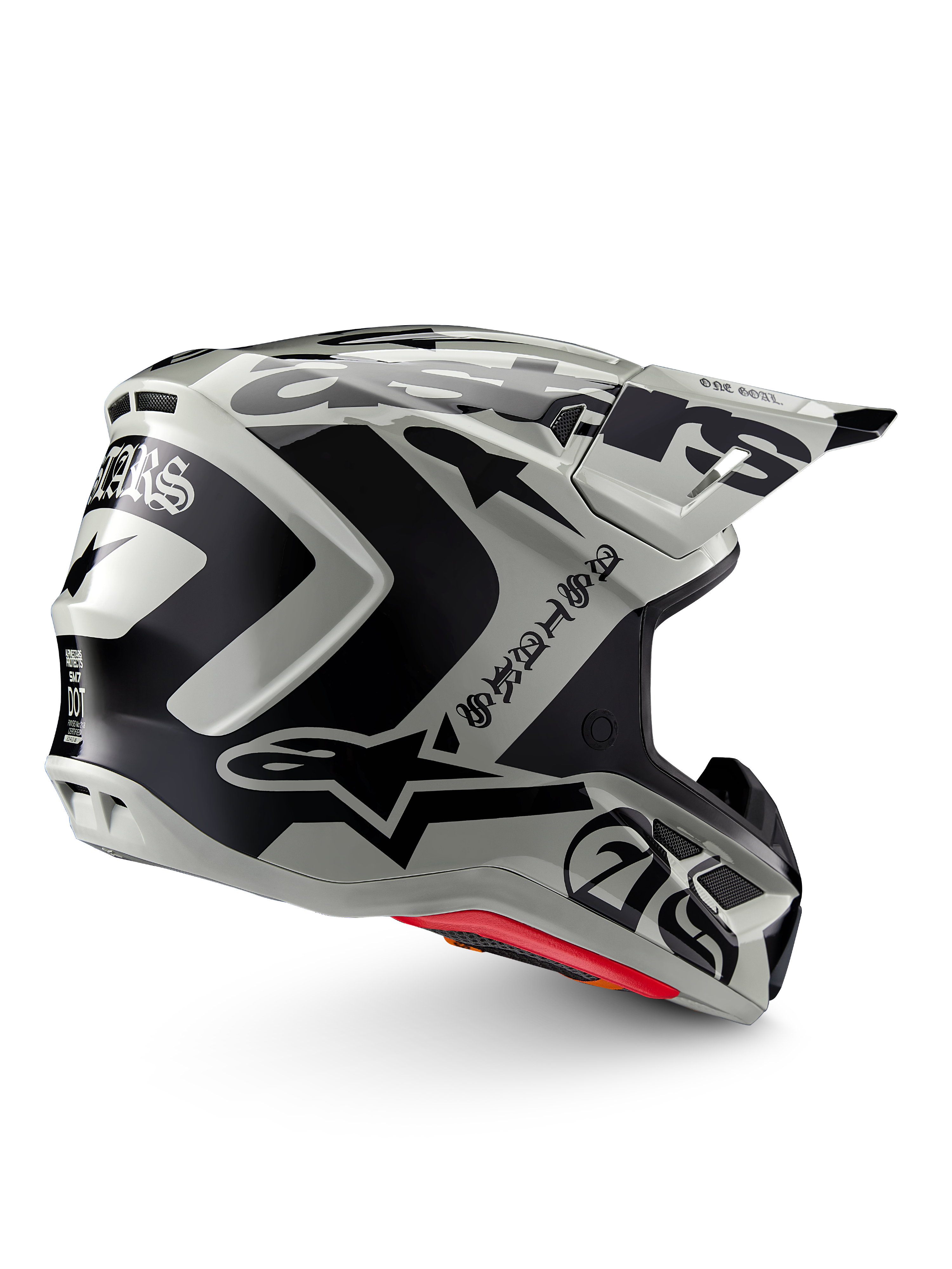 Alpinestars Limited Edition S-M7 Wolf Dust Helm, Motocross-Helm, Dune Black Glossy, hellgraue Schale mit markanten schwarzen Alpinestars-Grafiken und Schriftzügen im Gothic-Stil, aerodynamisches Design mit mehreren Belüftungsöffnungen, rote Innenpolsterung, hochwertiger Offroad-Kopfschutz