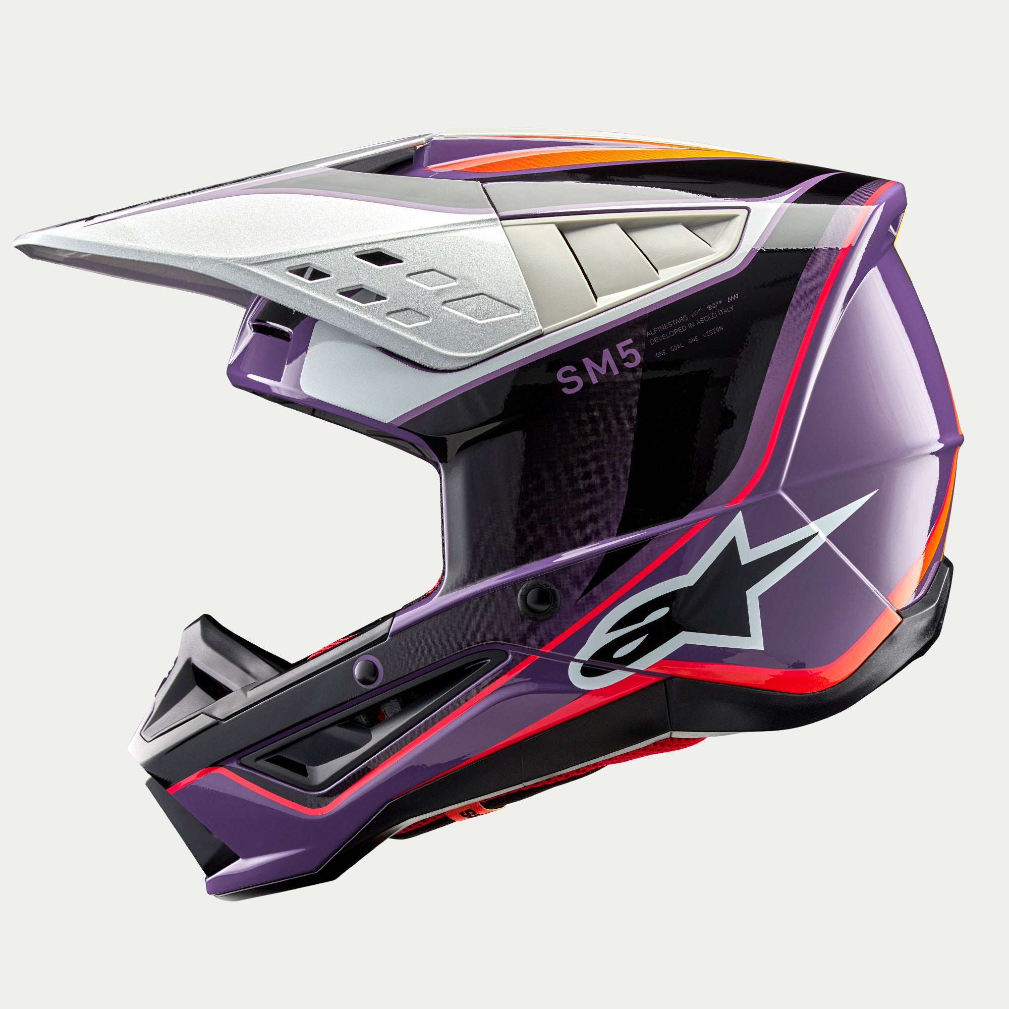Alpinestars S-M5 Sail Helm ECE, Motocross-Helm, Violett, Schwarz und Silber glänzend, Seitenprofil mit silbernem Helmschild, schwarzem Seitenpanel mit „SM5“-Schriftzug und weißem Astar-Logo, aerodynamische Schale mit Belüftungsöffnungen für Offroad-Rennsport