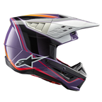 Alpinestars S-M5 Sail Helm ECE, Motocross-Helm, Lila, Schwarz und Silber glänzend, mit markanten orangefarbenen und roten Grafiken, silbernes belüftetes Visier, aerodynamische Schale mit weißem Stern-Logo, professioneller Offroad-Rennschutz
