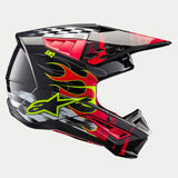 Alpinestars S-M5 Rash Helm ECE, Motocross-Helm, Dunkelgrau und Hellrot glänzend, mit leuchtend gelben Flammen-Grafiken, Alpinestars Stern-Logo, Karomuster auf der Helmkrone und weißen Pinselstrich-Akzenten, Hochleistungs-Offroad-Kopfschutz