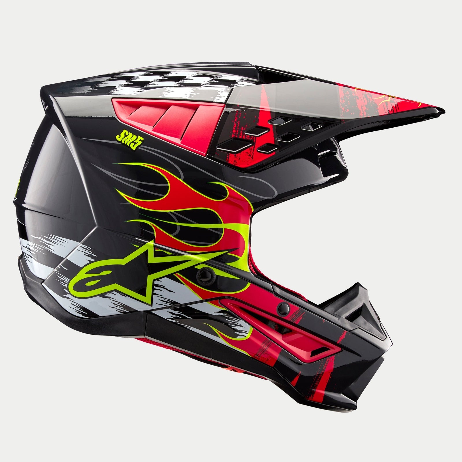 Alpinestars S-M5 Rash Helm ECE, Motocross-Helm, Dunkelgrau und Hellrot glänzend, mit leuchtend gelben Flammen-Grafiken, Alpinestars Stern-Logo, Karomuster auf der Helmkrone und weißen Pinselstrich-Akzenten, Hochleistungs-Offroad-Kopfschutz