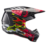 Alpinestars S-M5 Rash Helm ECE, Motocross-Helm, Dunkelgrau und Hellrot glänzend, Seitenansicht mit Flammen-Grafiken in Rot und Gelb, Karomuster oben und markantem Alpinestars Stern-Logo