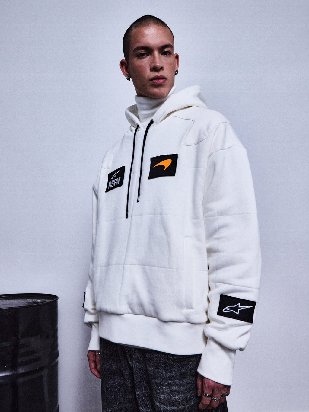 RSRV Rival Hoodie, Weiß mit schwarzen Patches, Unisex Streetwear-Kapuzenpullover, orangefarbenes Swoosh-Detail, RSRV-Logo, Stern-Patch am Ärmel, Premium-Konstruktion