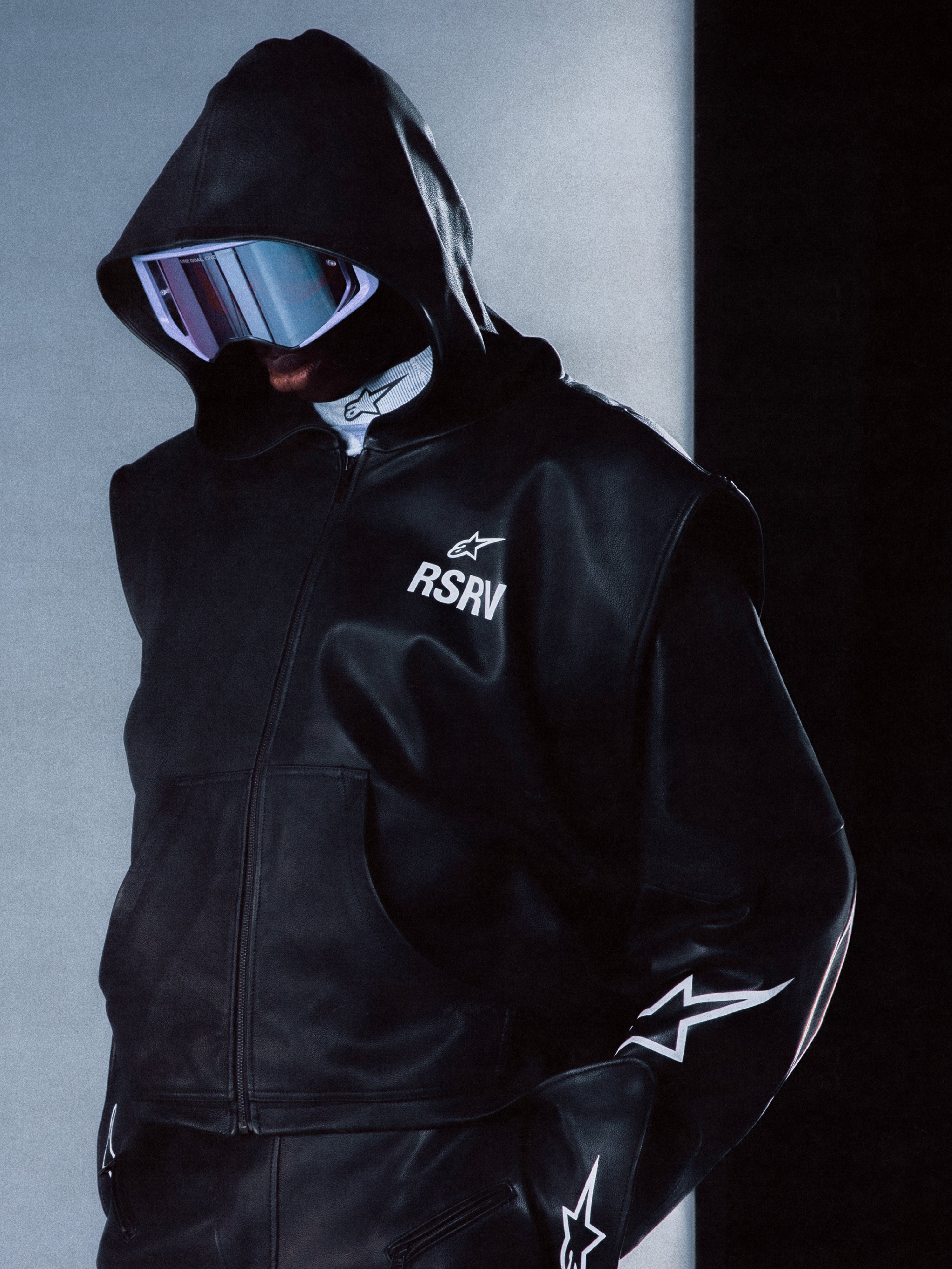 RSRV Axis Leather Hoodie, Premium Schwarze Lederjacke mit Kapuze, RSRV-Logo und Sternendesign, Futuristischer urbaner Style, Hochglänzende Lederoberfläche