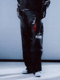 Alpinestars RSRV Neo Bat Lederhose, Premium-Motorrad-Lederhose, Schwarz mit weißem RSRV-Logo, italienisches Design, Lifestyle-Kollektion, getragen mit passender Jacke und weißen Schuhen