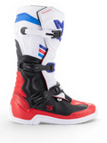 Alpinestars Tech 3 Stiefel, weiße und leuchtend rote Motocrossstiefel mit dunkelblauen Akzenten, schwarzem TPU-Schutz und Dreischnallenverschluss, Seitenansicht
